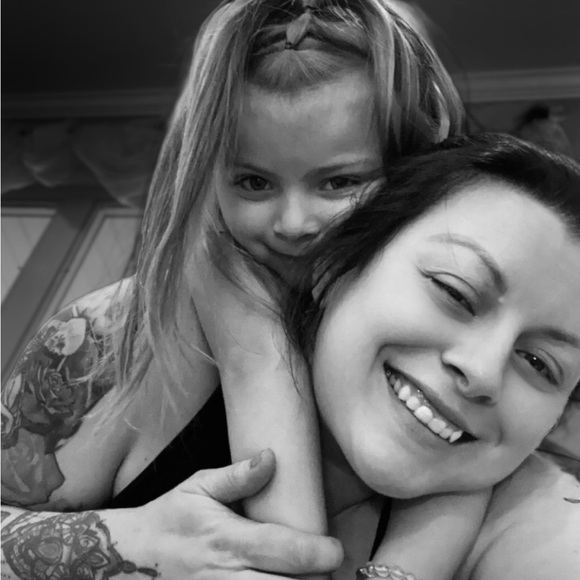 Meet your Posher, Amanda - Picture 2 of 6